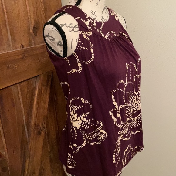 Express Sleeveless Round Neck Top - Picture 2 of 7